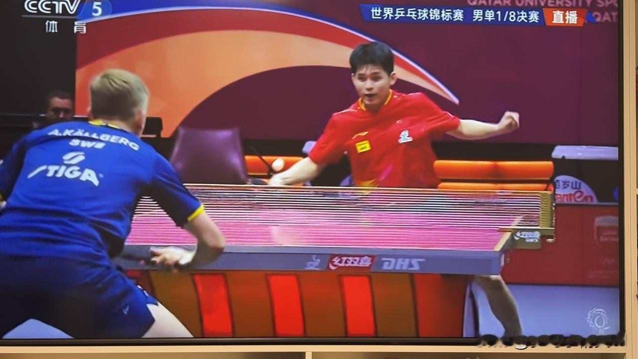 继混双、男双失败后，林诗栋终于在今夜与瑞典安东·卡尔伯格‌1/8比赛中，以4:0