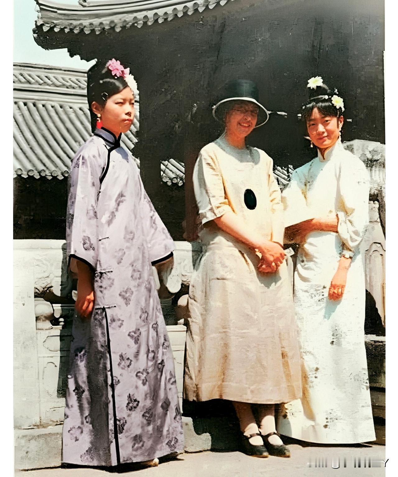 这才是文绣与婉容的真实样貌，不是演员所饰演的角色！这张珍贵的老照片摄于1923年