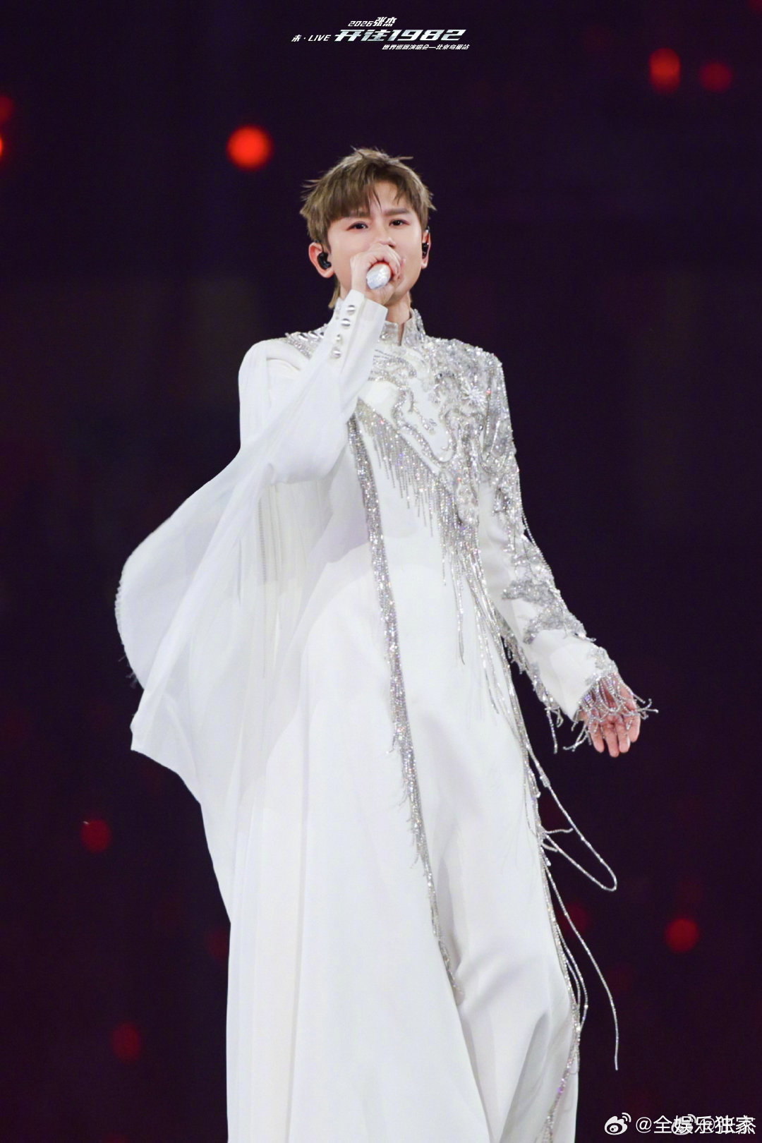 张杰张杰从云端唱到人海他从光里来，从云里来，最后稳稳地走进了人海 