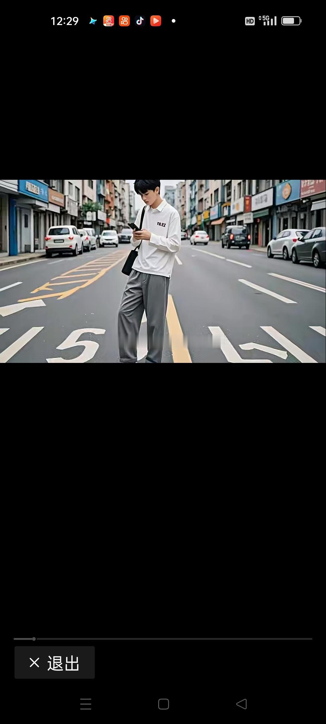 这个故事，像极了一面镜子，折射出当下社会的某种缩影。一个平凡的家庭，一个普通的父