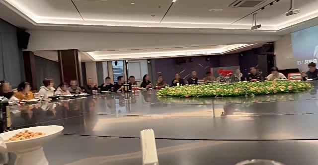 笑不活了！浙江宁波，一女子去参加公司年会，年会是办在餐厅里，当时她还在想，那么多