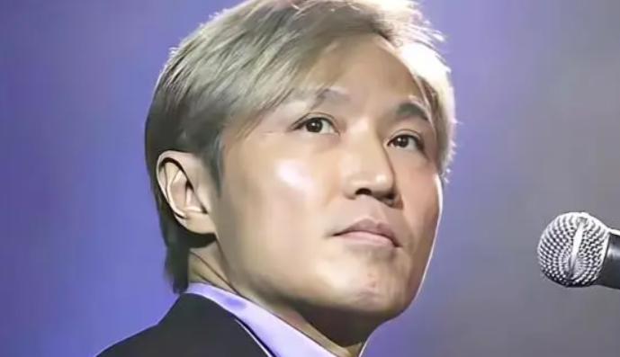熟悉港乐的人大多听过周启生的名字，师从顾嘉辉的他，早年间创作大量歌曲，《天长地久