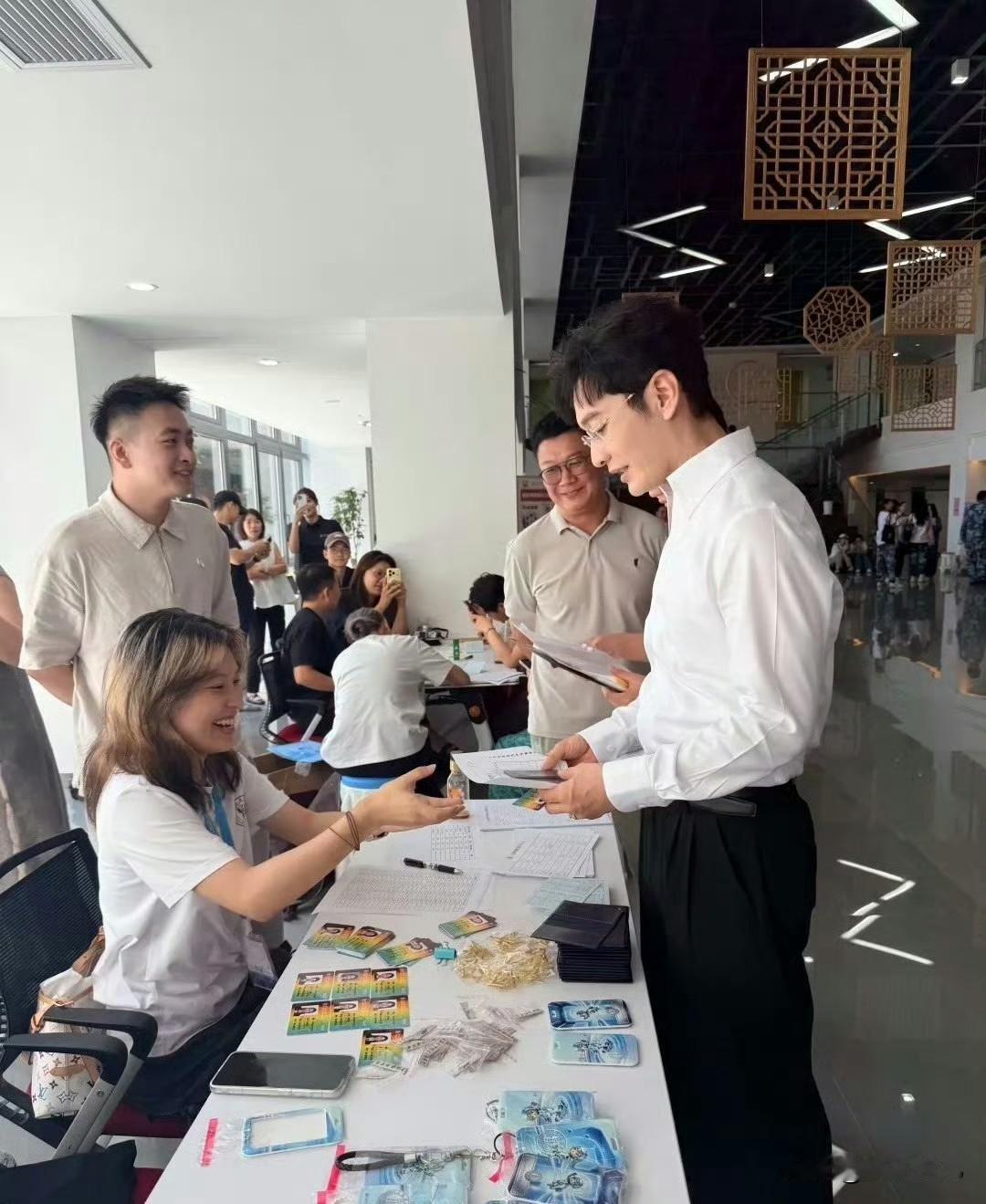 黄晓明重返上戏报到！白衬衫黑西裤清爽如少年，网友：这是去上学还是走秀？


48