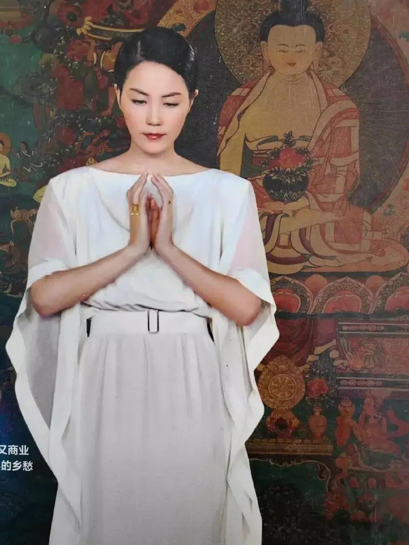 看到王菲生成图，有钱人都信神，觉得他们以为是神的力量让自己富有，简直愚蠢。就拿王