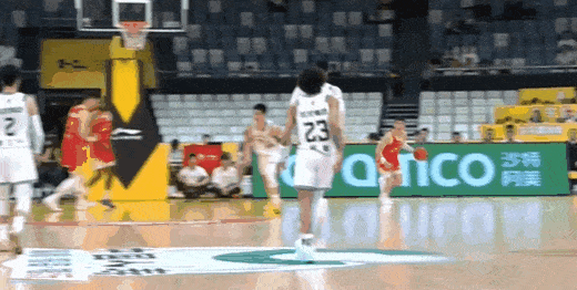 朱俊龙隔扣沈梓捷，这一球真的霸气




广厦主场迎战北控，比赛中朱俊龙面对沈梓