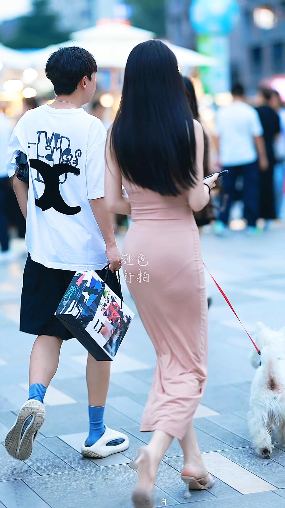【成都街拍】有这样的女朋友，你几点回家丨摄影拍照每日穿搭