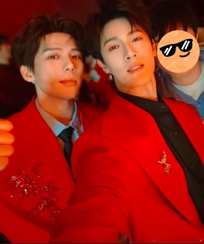 李昀锐王安远哭妃笑妃春晚合照终于等待李昀锐王安宇春晚合照了 终于等待李昀锐王安宇