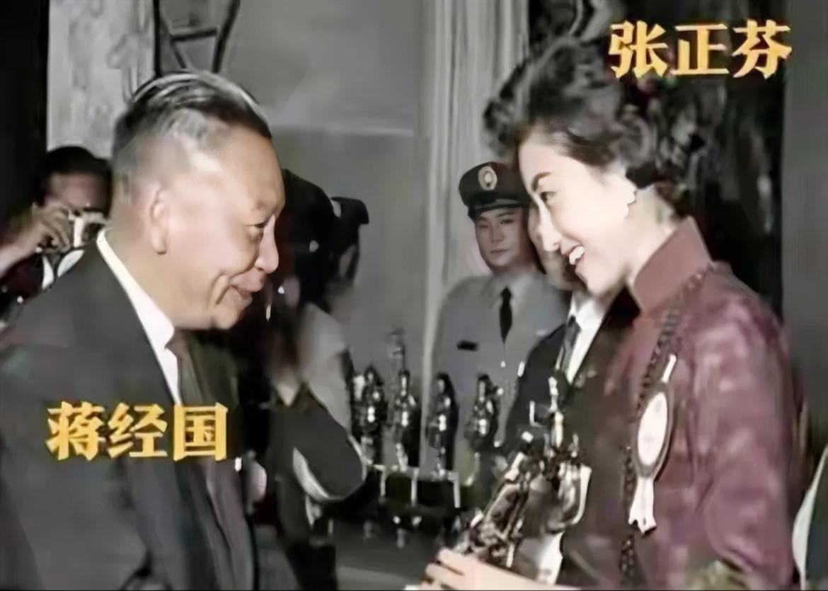 1966年，庾澄庆母亲张正芬获得蒋经国颁奖时的一幕，当时的张正芬凭借多部作品，一