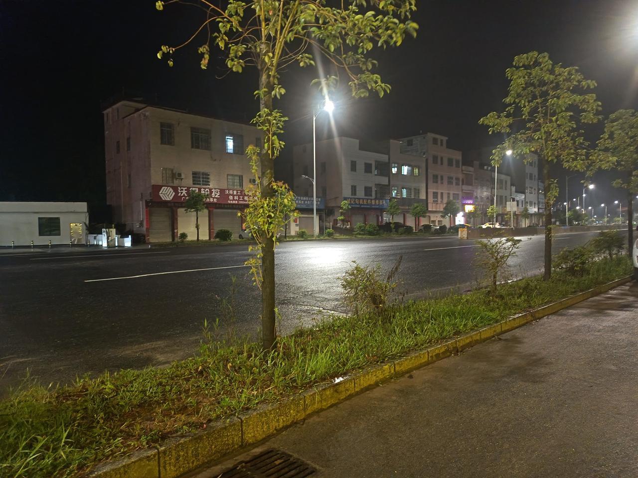 没能力保护
是心里压着一份无法言说的内㡱
来不及见上的面
成了无数个深夜反复回想