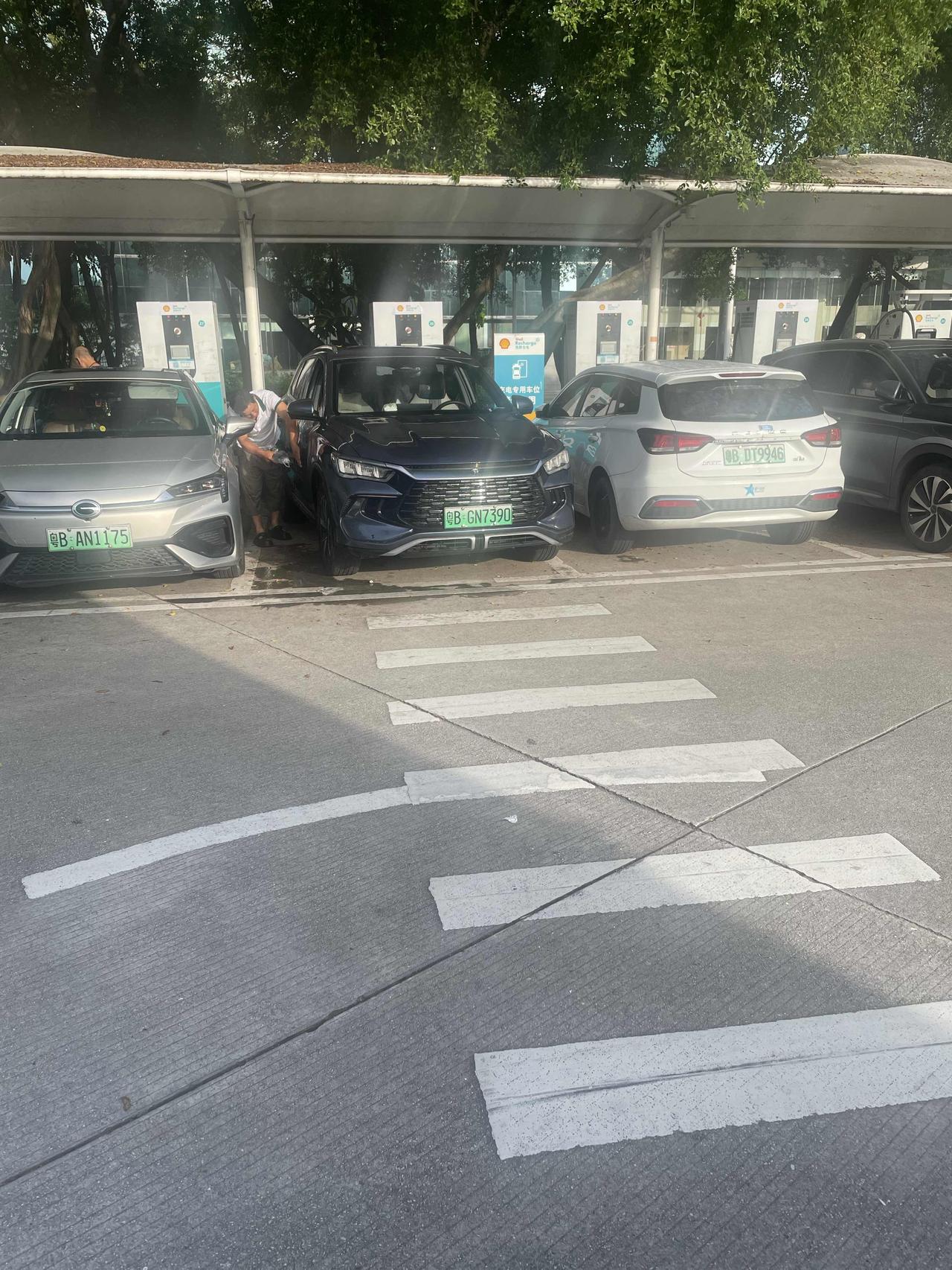 今天7点半去动物园游玩，不巧车没电了，去园内的超充站充会儿电吧。到了之后发现，这