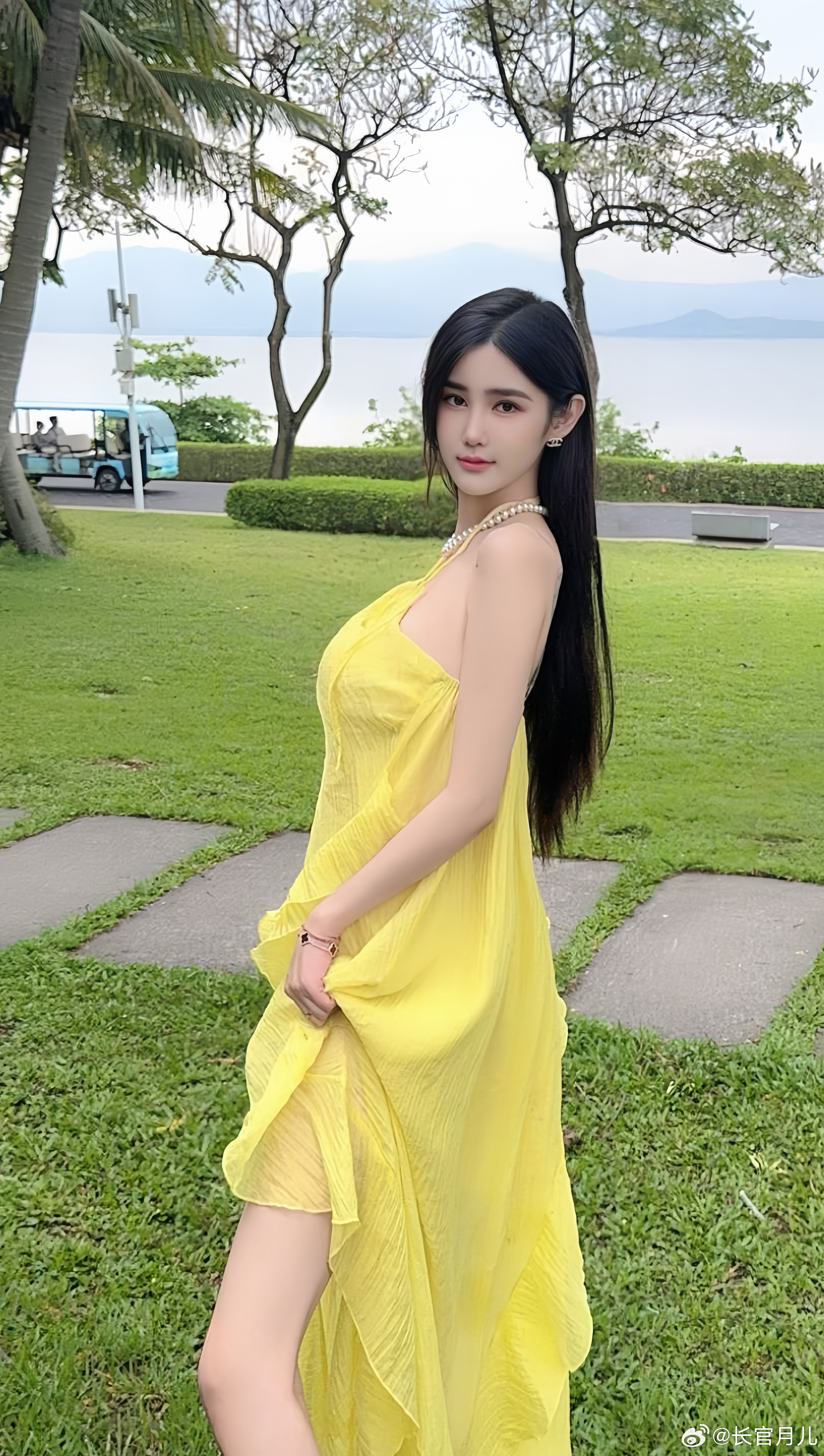 一片绿油油的草地。 