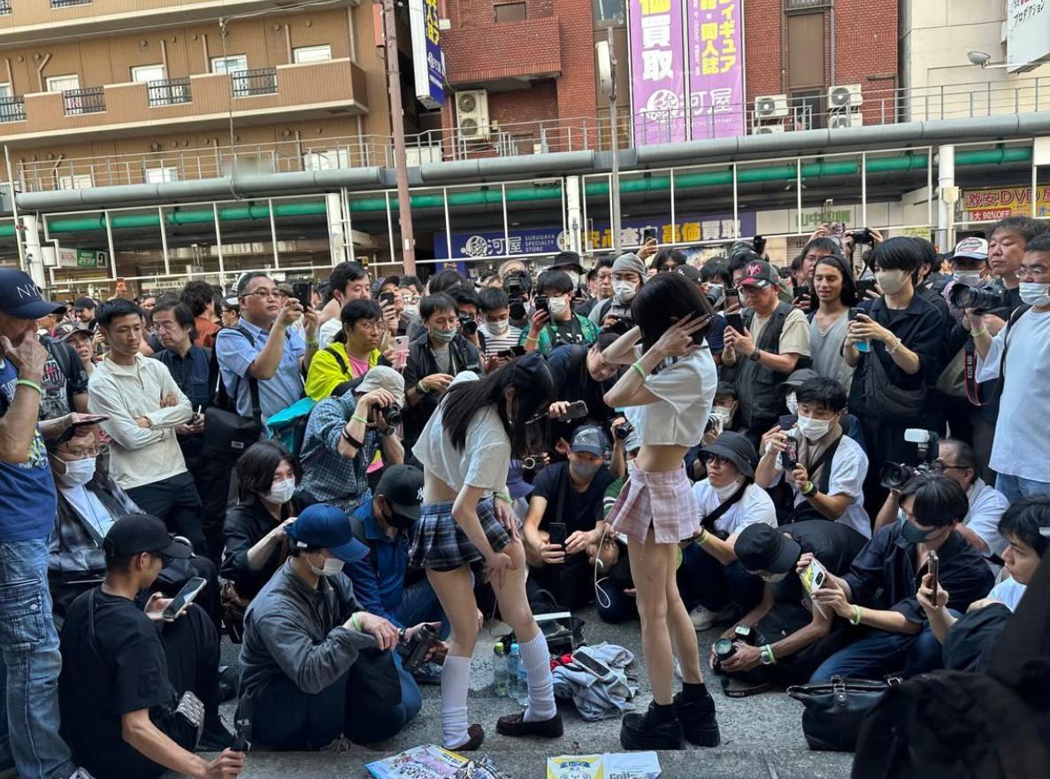 发生在日本大阪街头的一幕，两名 cosplay 女孩只是正常展示角色，就被一群日