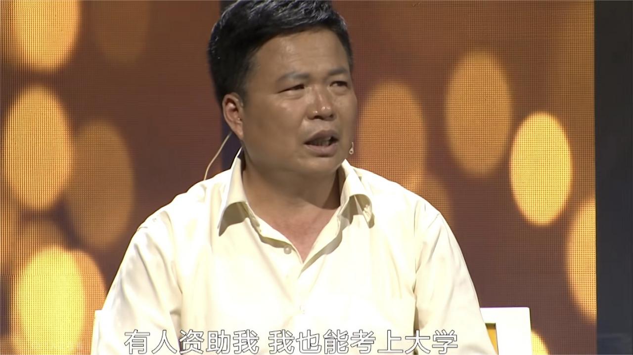 女孩辍学打工，男子不忍心，便资助她上学。大学毕业后，女孩上门拜访恩人，却发现早已