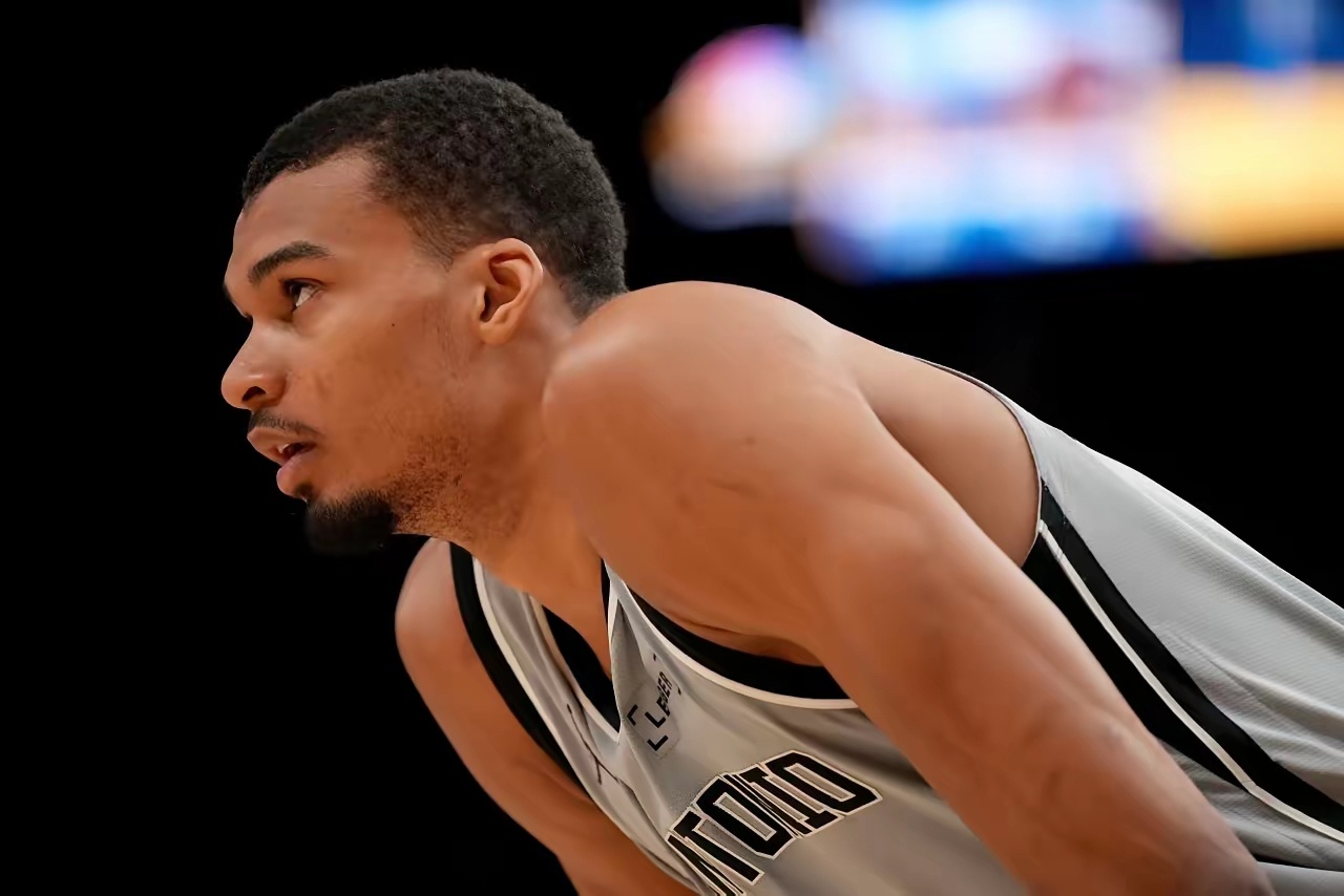 NBA 詹姆斯：文班巅峰还未到来，我庆幸已退役詹姆斯在播客中直言：文班亚马的巅峰