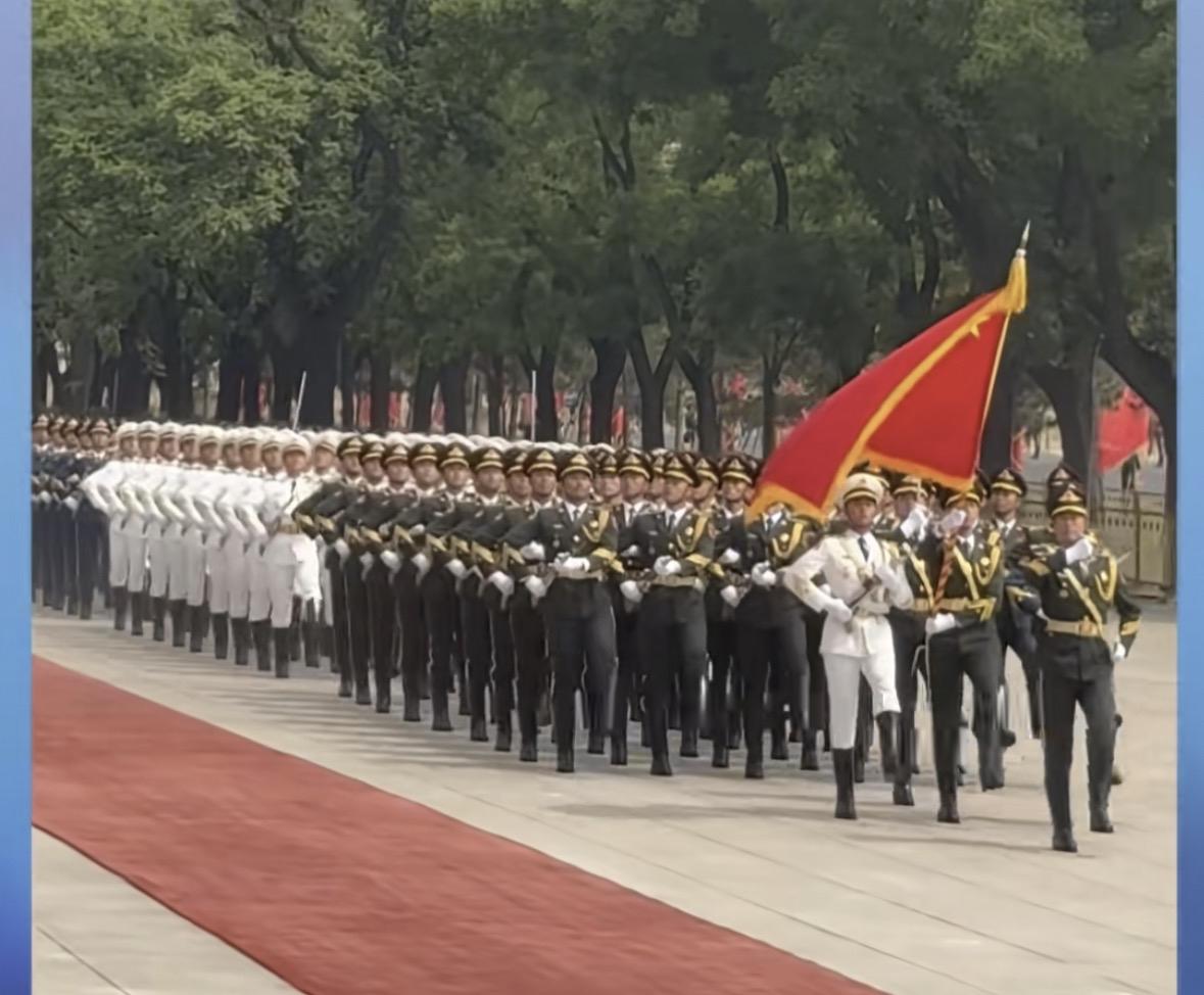 世界顶级的礼仪
今天，在世界上最大的广场，天安门广场，世界最大的会堂门口，人民大