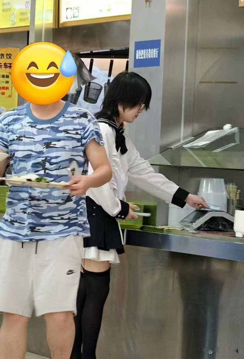 浙江工业大学某男子穿JK白丝扮萝莉食堂打饭，震惊三观。

近日，浙江工业大学某男