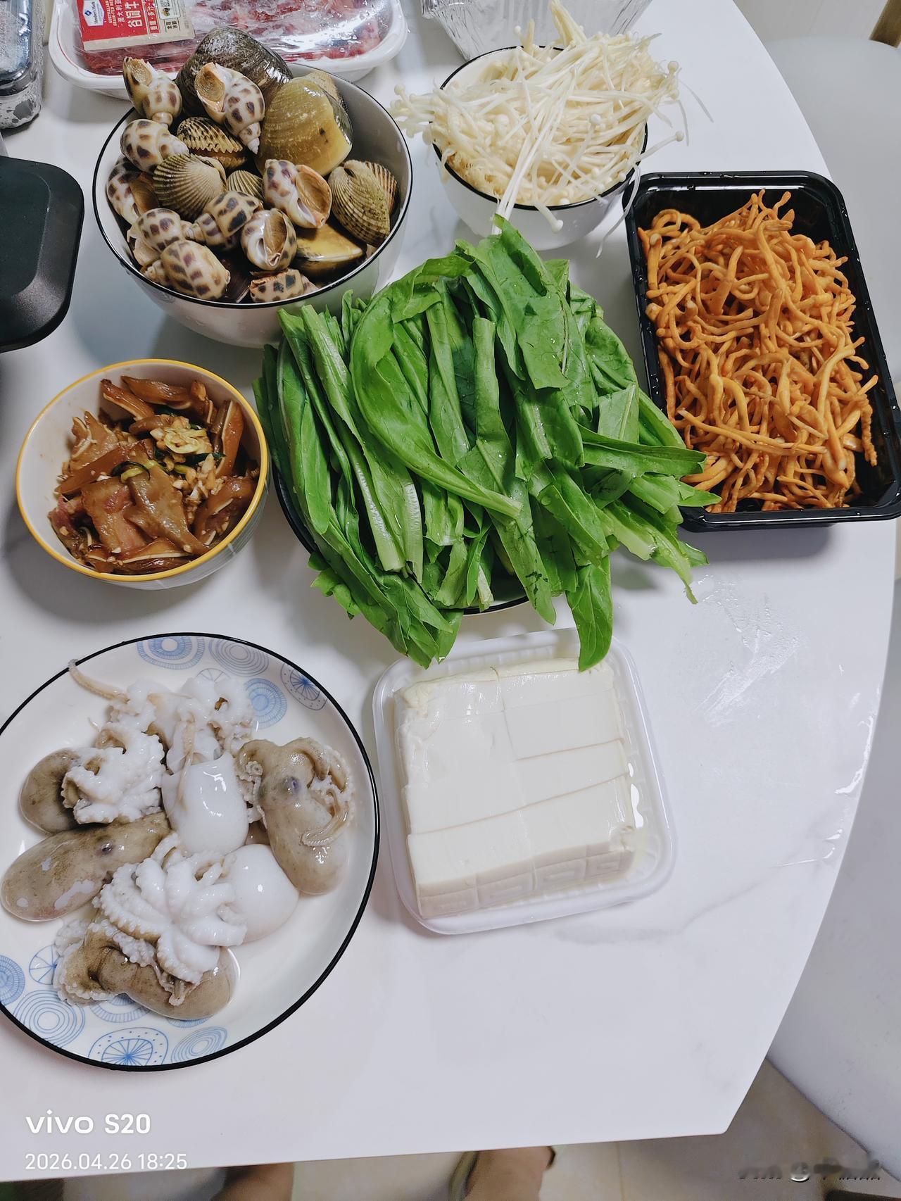 每天做饭这事女儿负责做决定吃啥，我负责采购，女婿负责做饭洗碗。我们的任务是让女儿