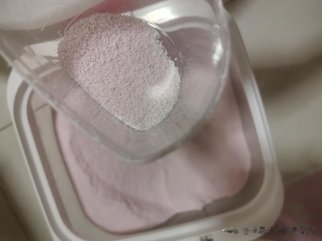 洗衣服想要干净又省钱，还得使用洗衣粉。

我们家早就不买洗衣液用了，全是买洗衣粉