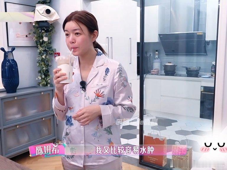 陈妍希一天的饭量是我的一顿终于体会到明星好身材背后的付出，陈妍希全天只吃一顿晚饭