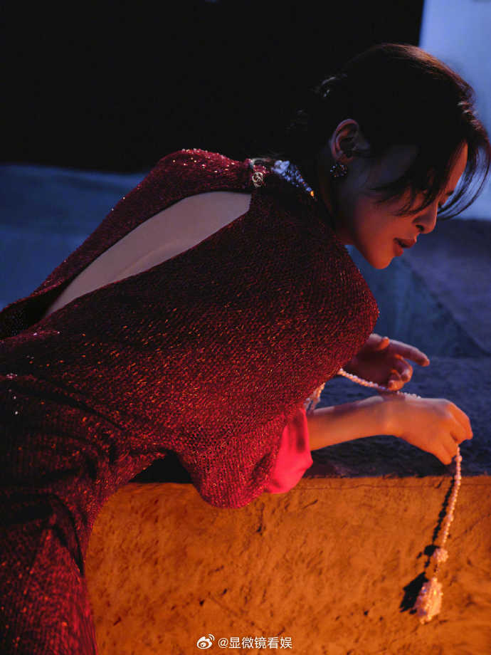 辛芷蕾 李李回来了 被这组造型惊艳到！露背红裙明艳张扬，搭配珍珠项链优雅又大气，