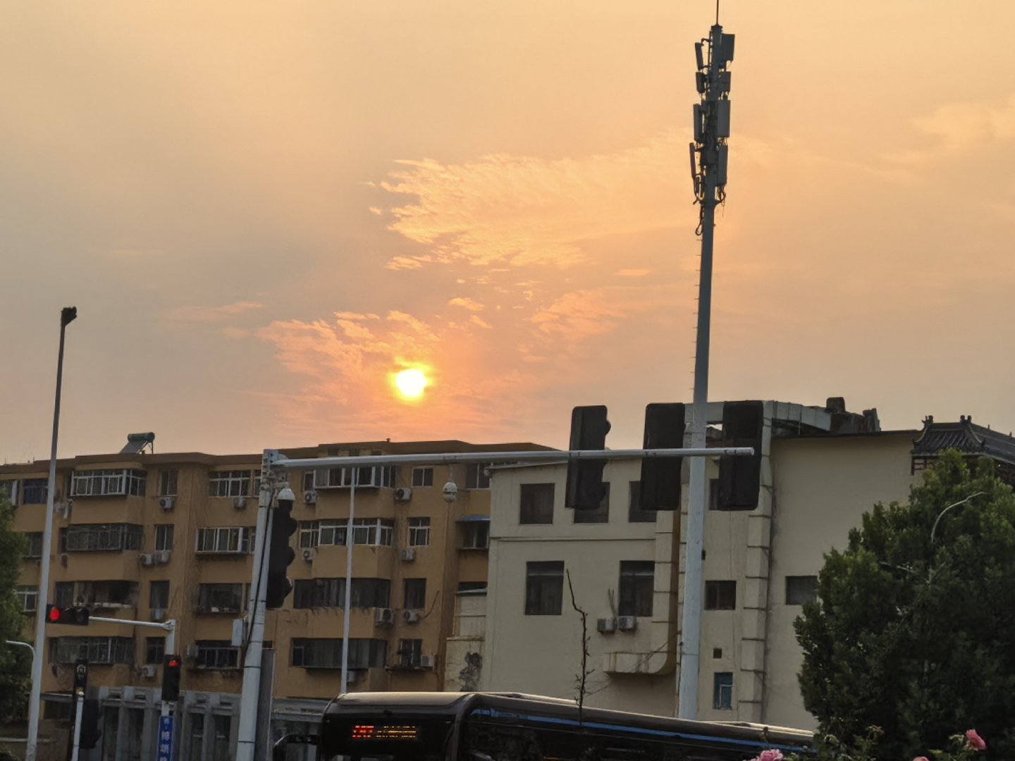 青春启程踏歌行 少年自有凌云志，前路漫漫亦灿灿。带着热爱奔赴下一程山海，步履不停