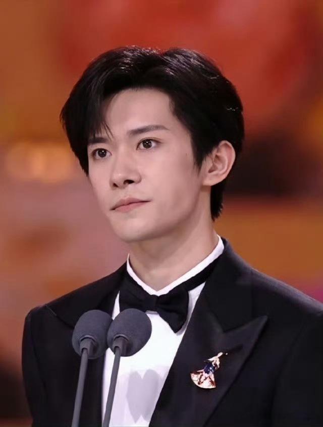 易烊千玺百花奖最佳男主恭喜易烊千玺凭借《小小的我》拿下百花奖最佳男主角！金鸡百花