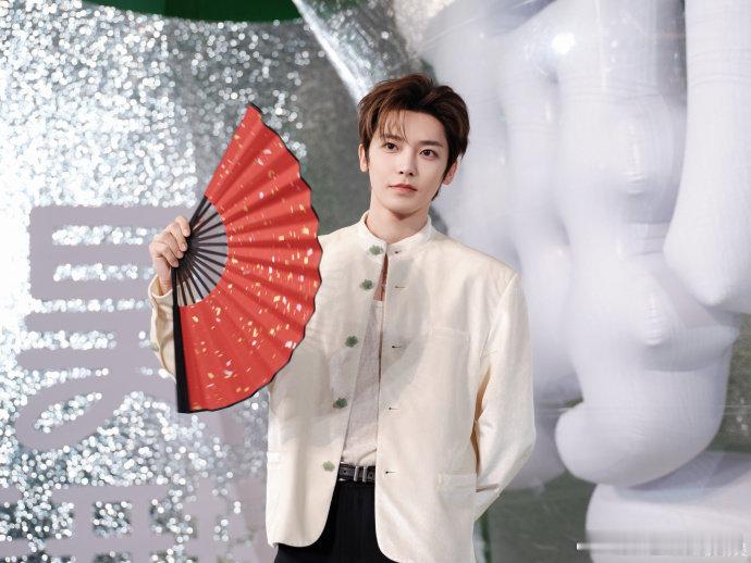 侯明昊hi6清唱关键词 谁被侯明昊的清唱苏到了！《你好星期六》游戏环节里，他应谭