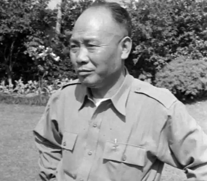 1949年，汤恩伯撤离前往台湾，身边妻儿眷属一个不落全带上了船，唯独把倾尽嫁妆、