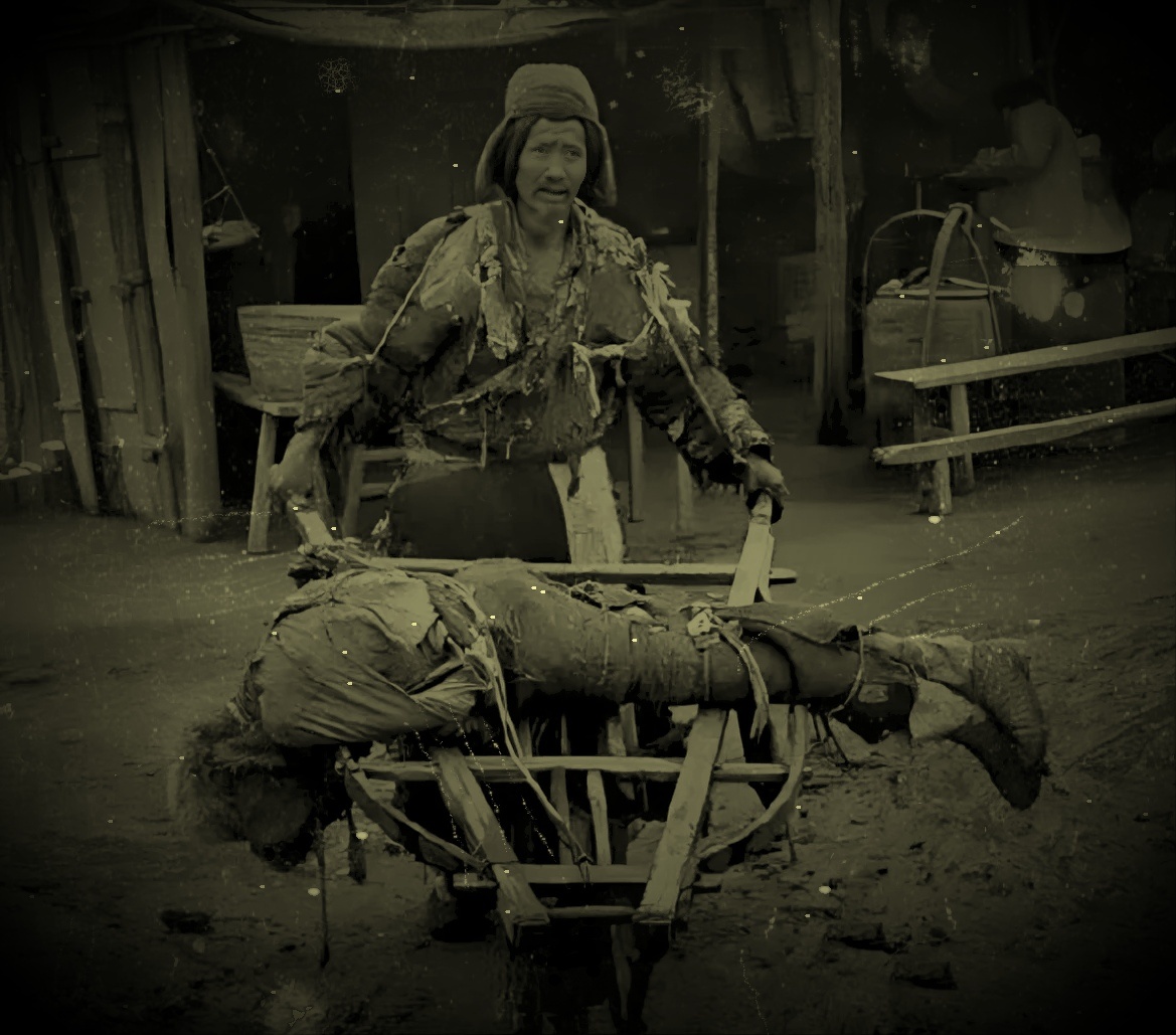 1942年，河南。父亲和饿死的儿子，美国记者白修德摄影。感谢毛主席，让我们改天换