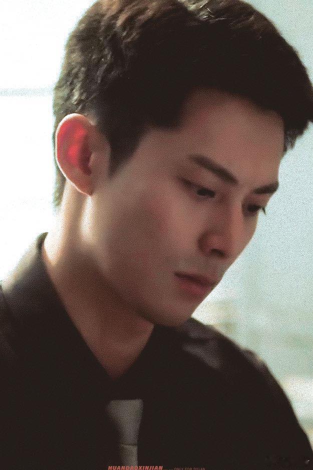 王鹤棣年纪轻轻演了一把年纪王鹤棣的细腻演技真的具有很强的张力，尤其是跨越这么大的