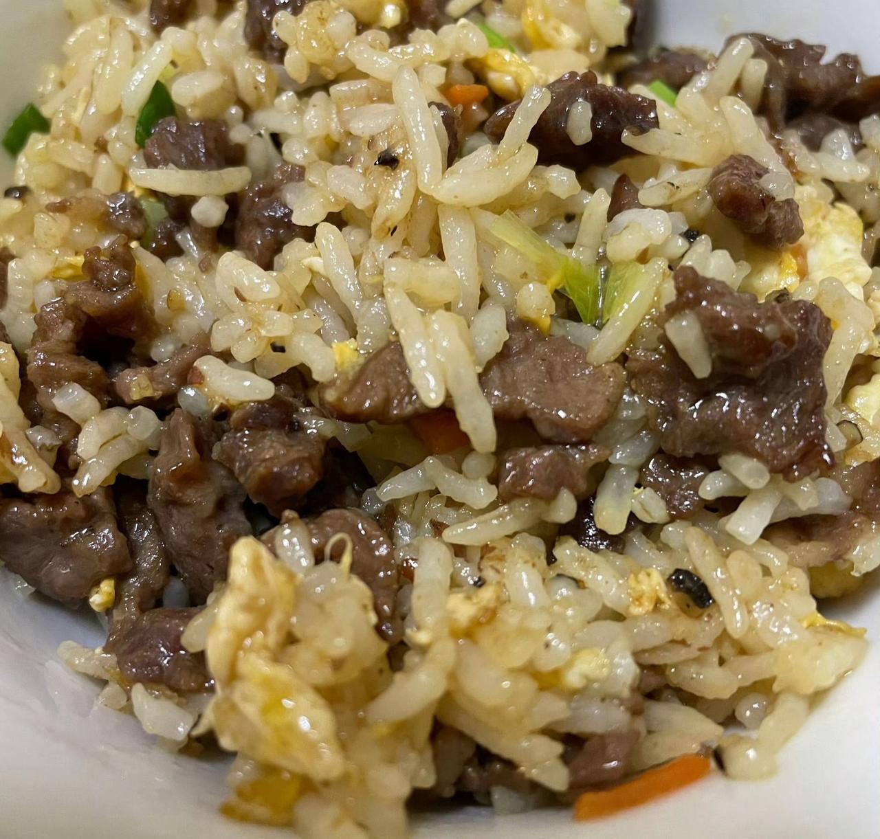 🍚牛肉粒在饭粒间跳舞💃，冬瓜汤是夏日的温柔拥抱，绿豆粥收尾刚好。人间烟火，不