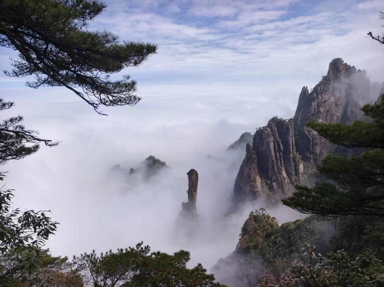 云海之上，仙境般的山峰耸立，仿佛置身于仙境之中。