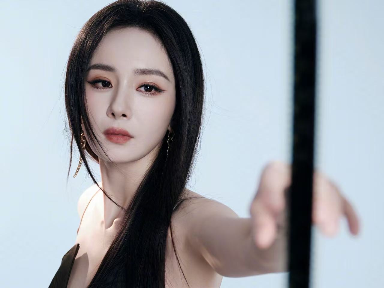 杨幂中国电视剧年度盛典出图杨幂高开衩黑裙杨幂中国电视剧年度盛典出图杨幂