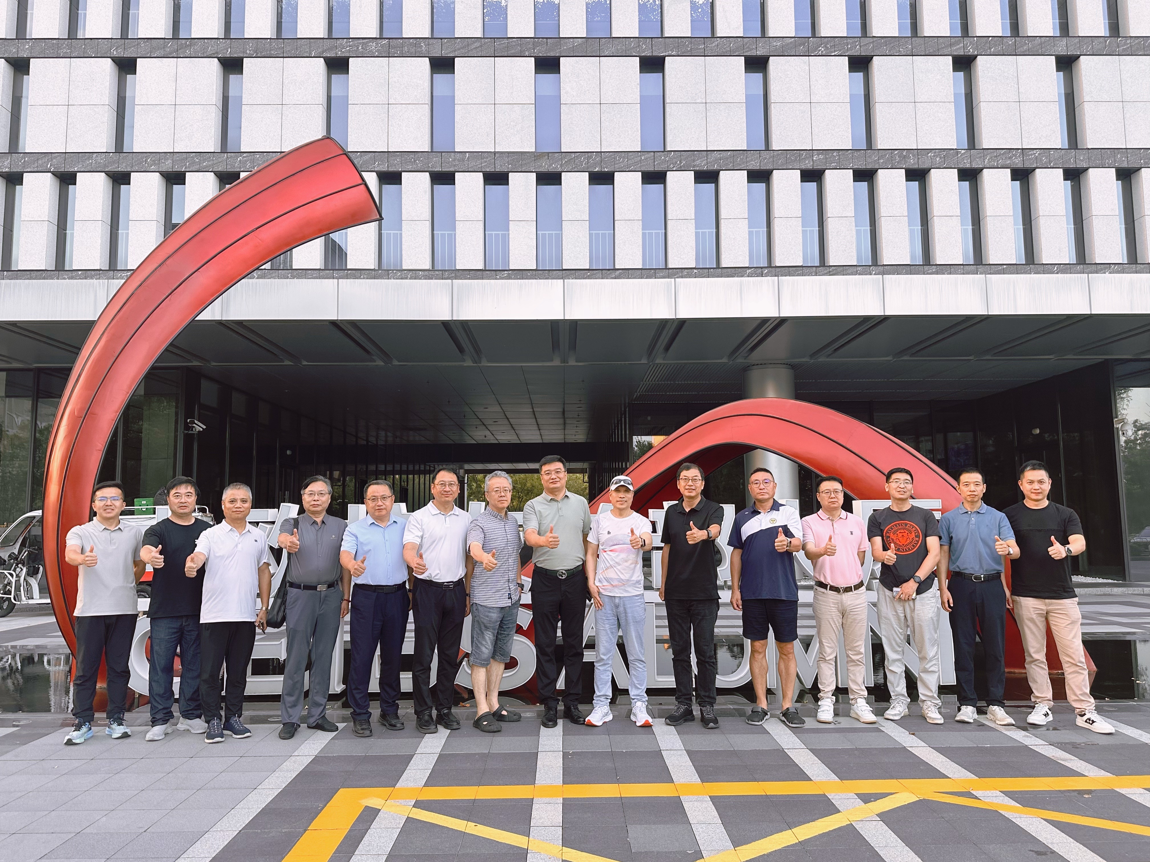 昨天下午，时隔32个月再次来到苏州中欧校友大厦，我代表同济大学苏州校友会，会同其