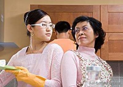 退休后的范阿姨，当初赌气不帮儿媳带娃，还以为自己占了上风。
 
只因一次孩子辅食