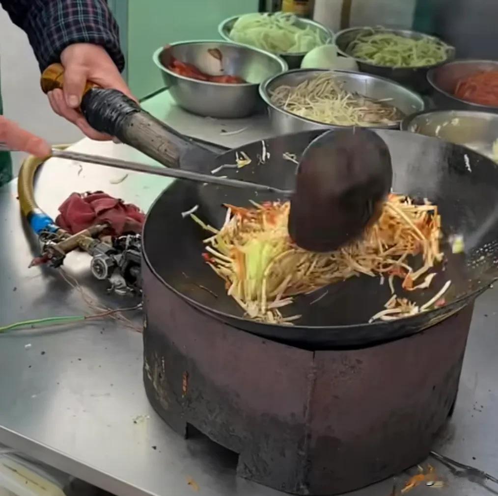 今天再带大家一起去邻居城市运城吃点好吃的。看着非常的有食欲，价格合理。就是过路费