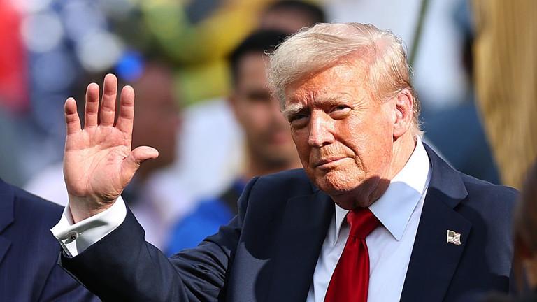 据美联社引用美国国务院消息来源称，华盛顿正在从全球各地的大使和其他高级大使馆职位