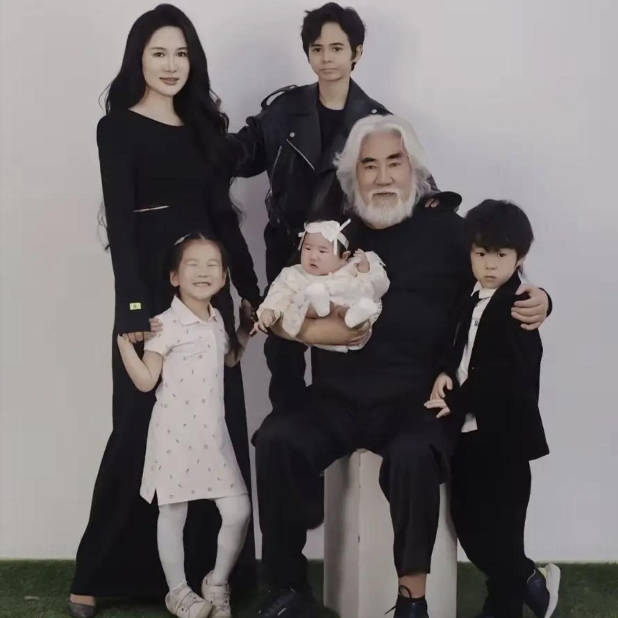 终于有明眼人看出来了，
就算杜星霖真的很喜欢小孩，
她生这么多孩子，还有一个原因