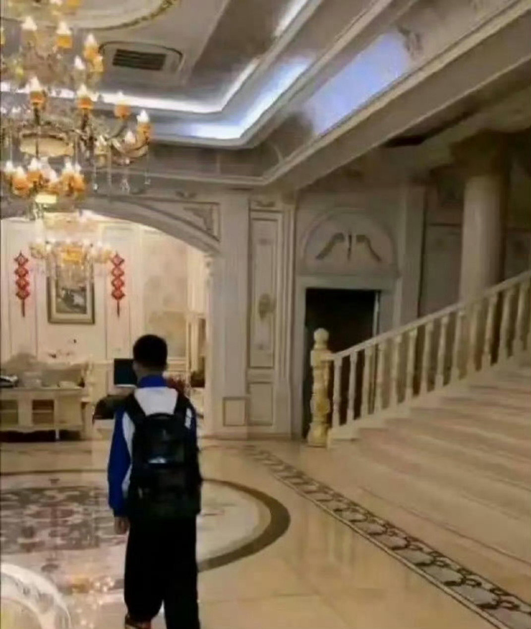 终于知道为什么学校强制让穿校服了 