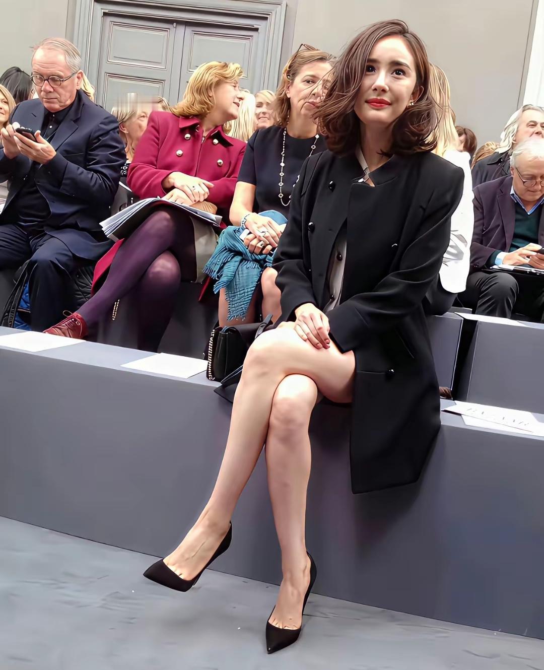 曾经眼里带着星光的明媚姑娘，离婚之后气质全然变了模样。
褪去天真烂漫，多了几分沉