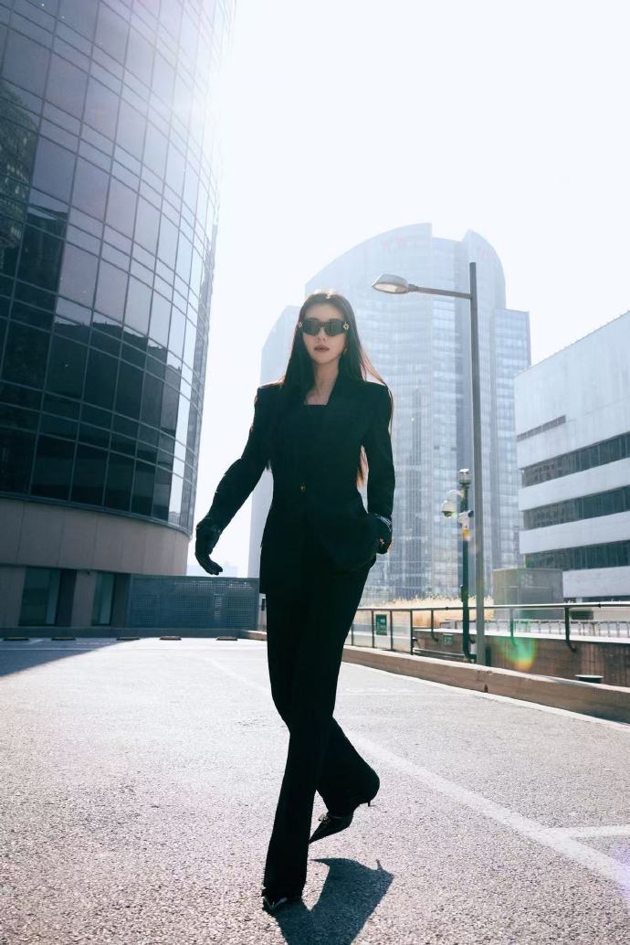 王鹤润飒姐是一种氛围 救命！王鹤润微博视界大会造型太绝了！长直发 all bla