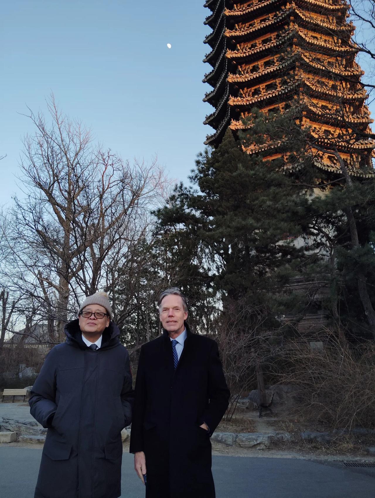 美国驻华大使伯恩斯1月10日发文说：“访问北京大学校园与杰出学者王缉思进行亲切的