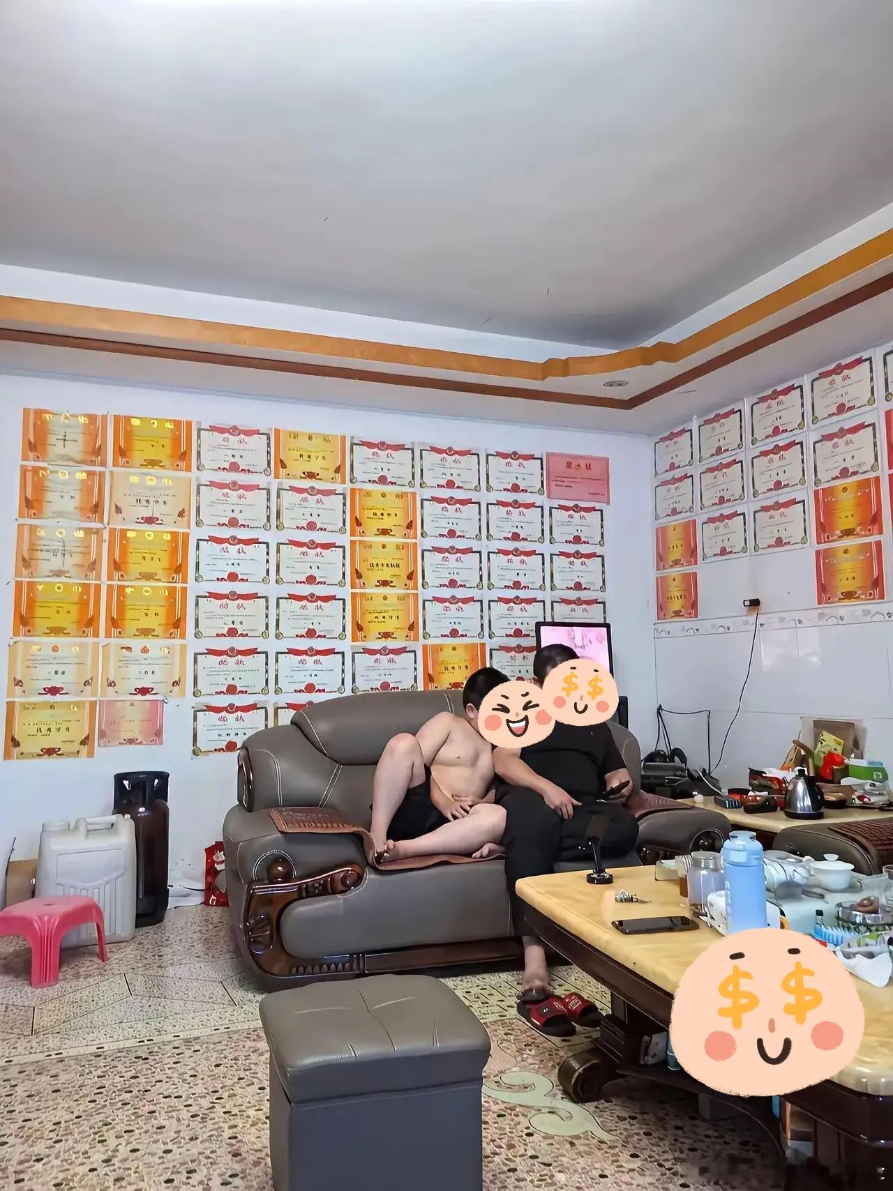 满墙奖状贴得密密麻麻，像一片金灿灿的海洋。这哪是普通的墙面，分明是父母用心搭建的