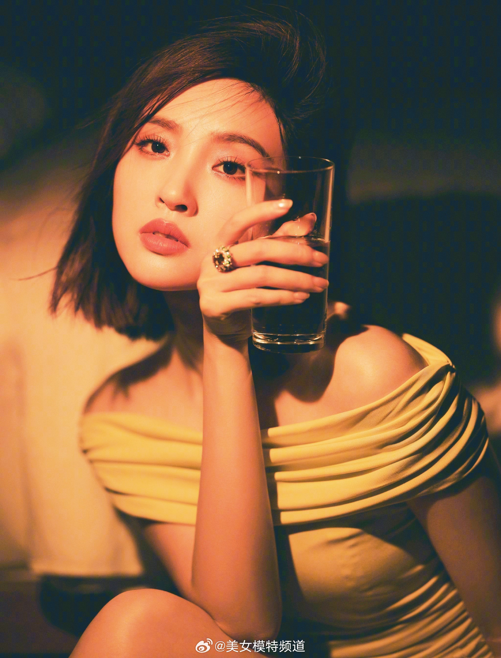 唐艺昕暗黑氛围感写真大片 