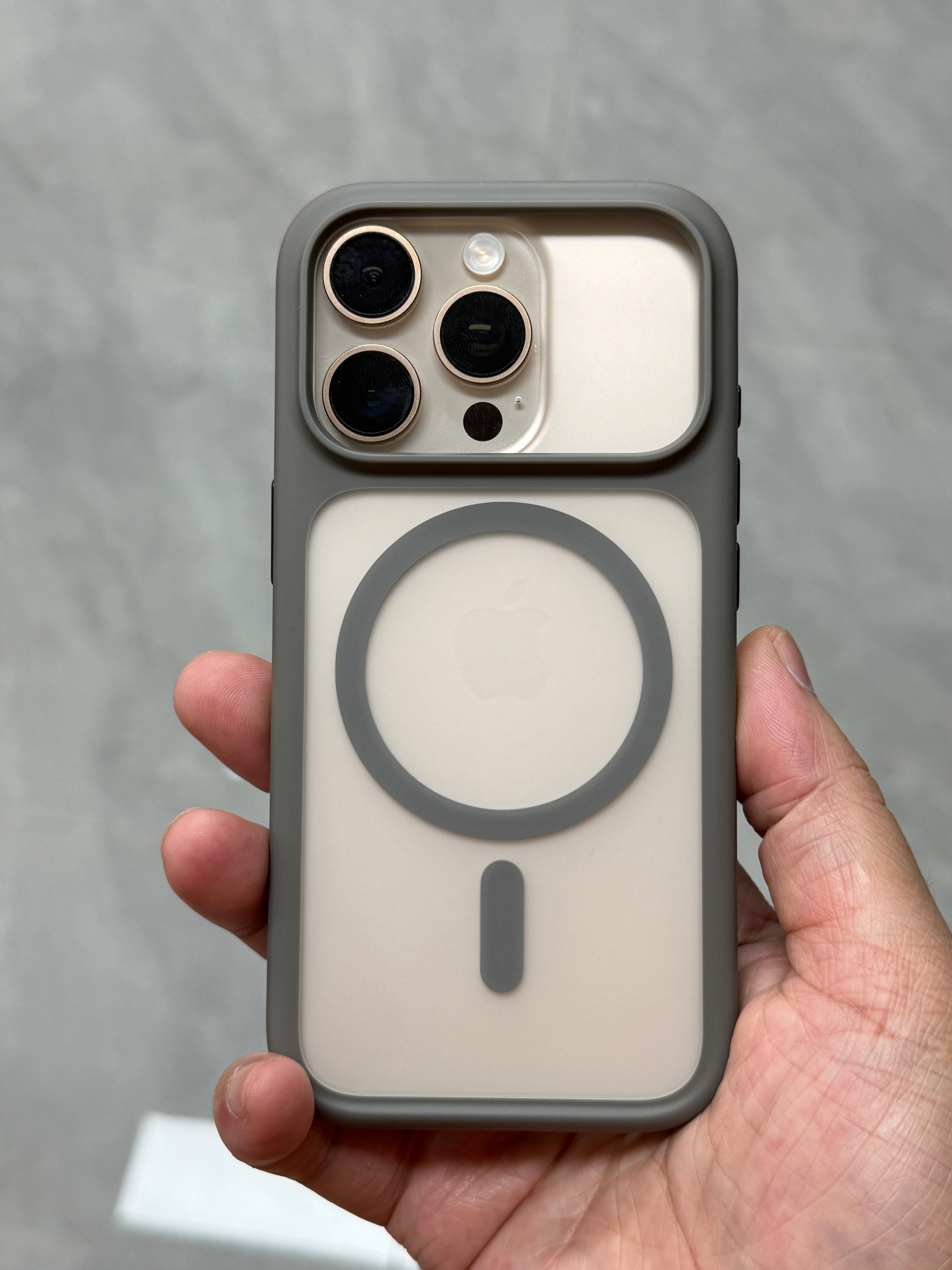 提前感受一下 iPhone17Pro，这个侧边大弧度裸机手感应该很棒[嘻嘻] ​