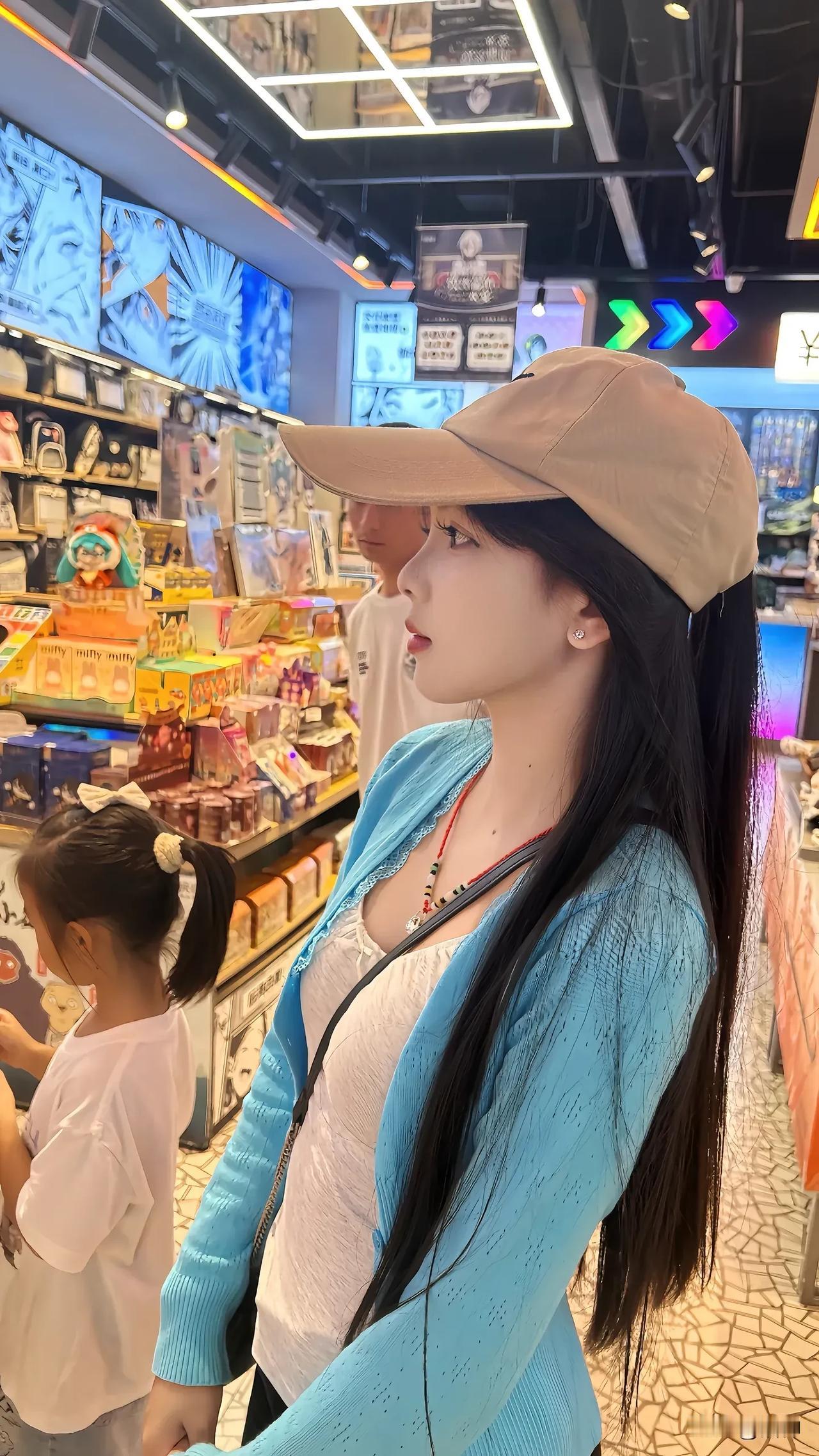 我跟她们不一样
我还要上学 
除了买好看的衣服
我还要穿校服
她们见过外面的灯红