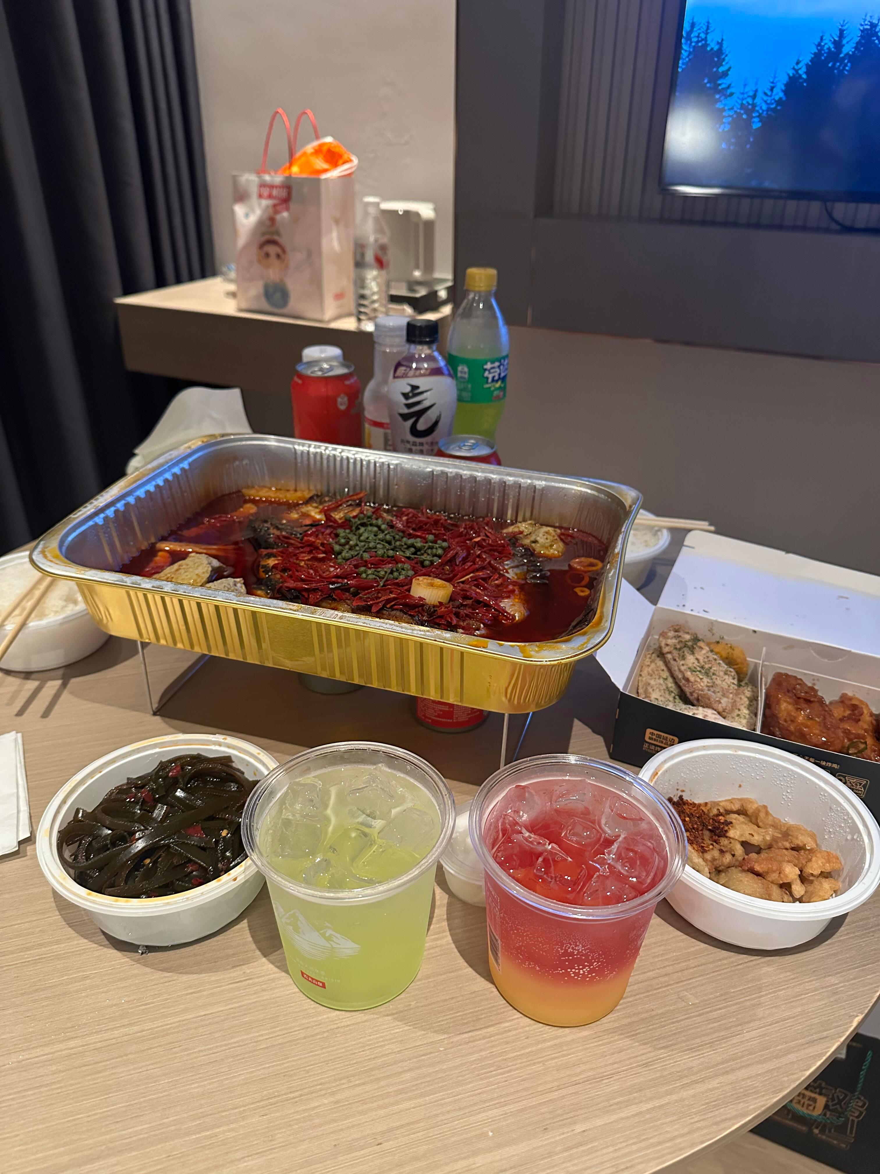 以前总觉得,生活要马不停蹄才叫有意义,后来才发现,那些不赶时间的时刻,才是生活偷