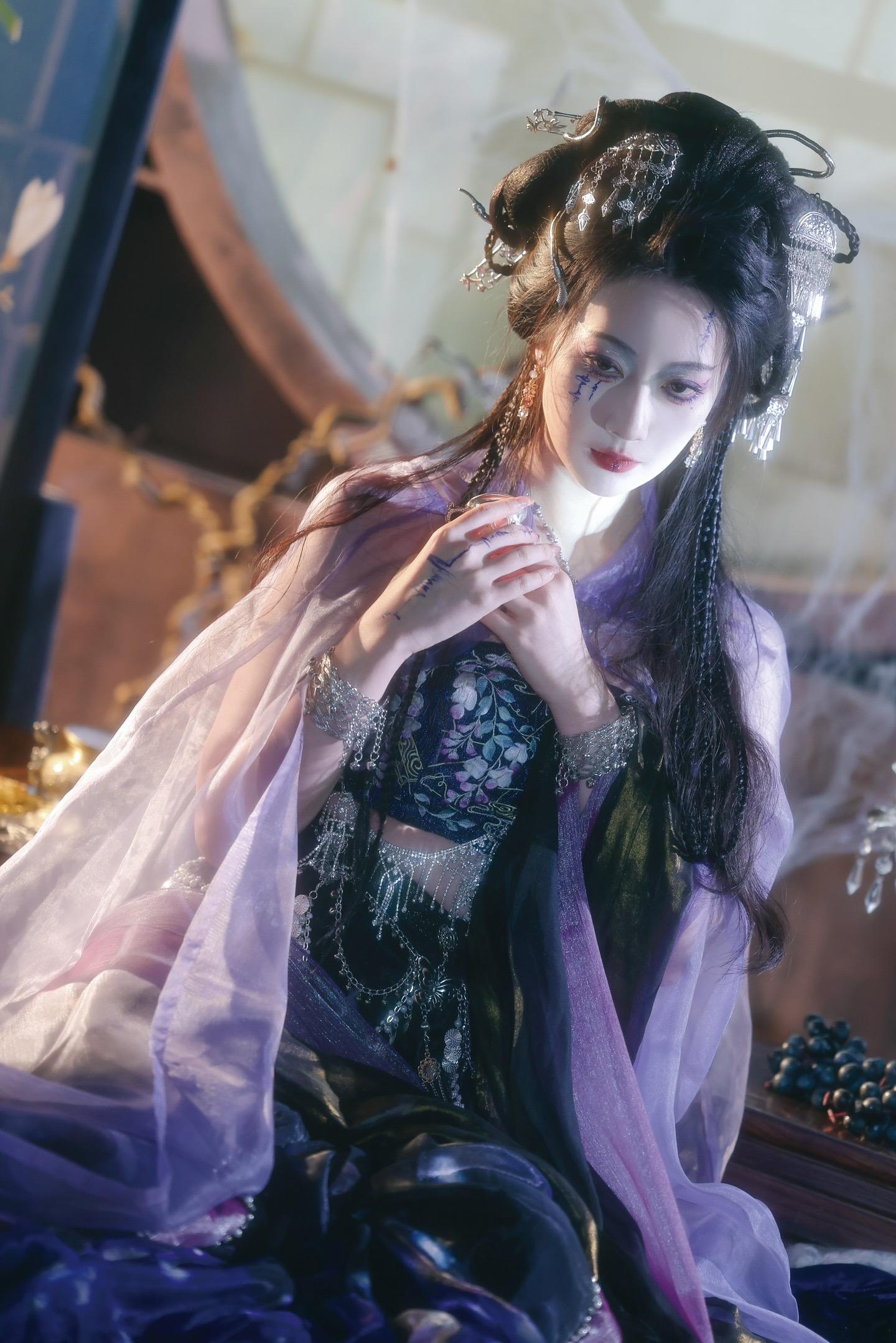 蛊惑人心的，可从来不是妖。是心底的欲望呀
摄/后：我
出镜