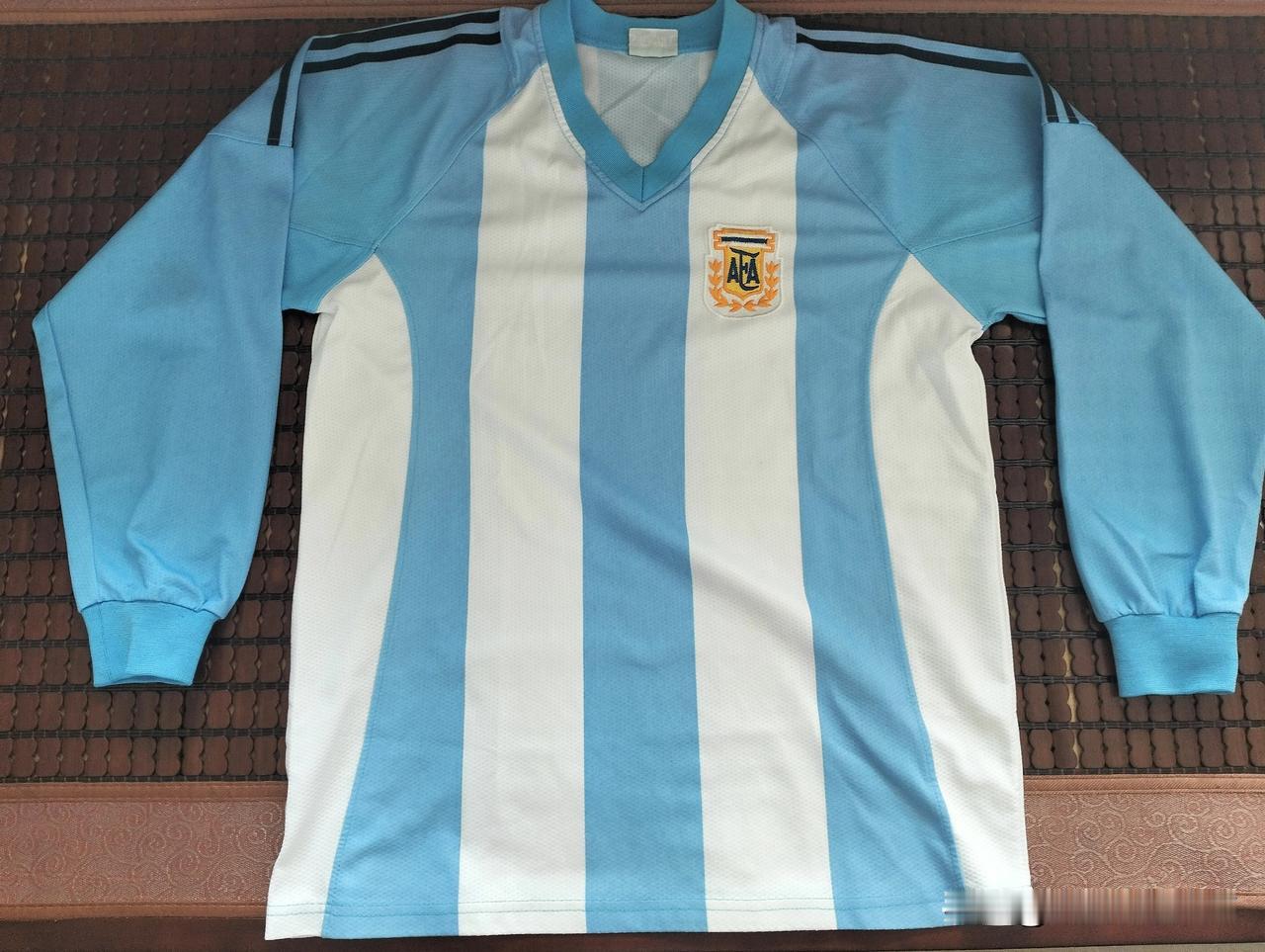 我的世界杯记忆两套阿根廷🇦🇷球衣，长袖是2002年买的，短袖是2018年买的