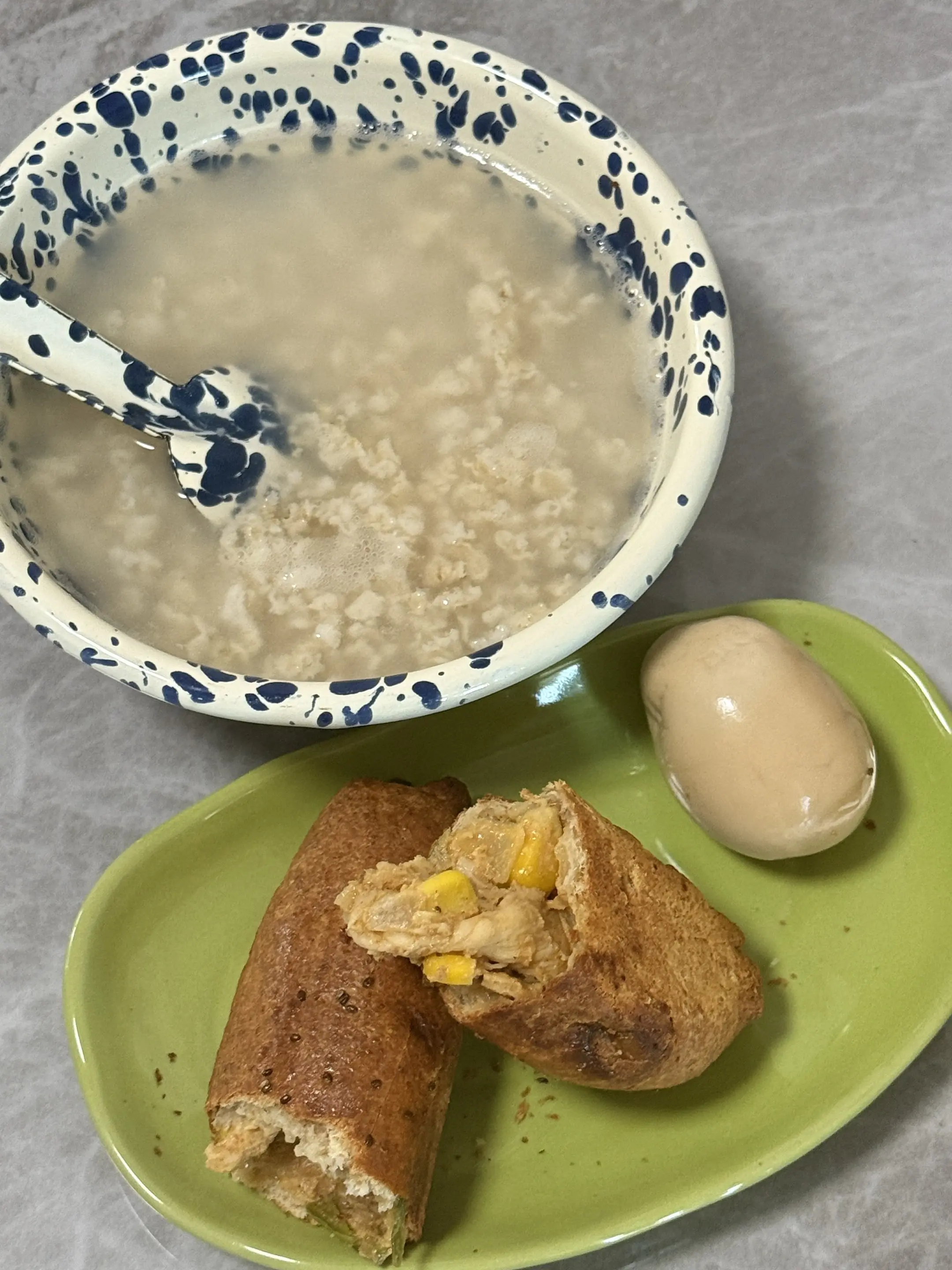今日早饭：全麦鸡肉卷130卡➕茶叶蛋50卡➕燕麦片80卡